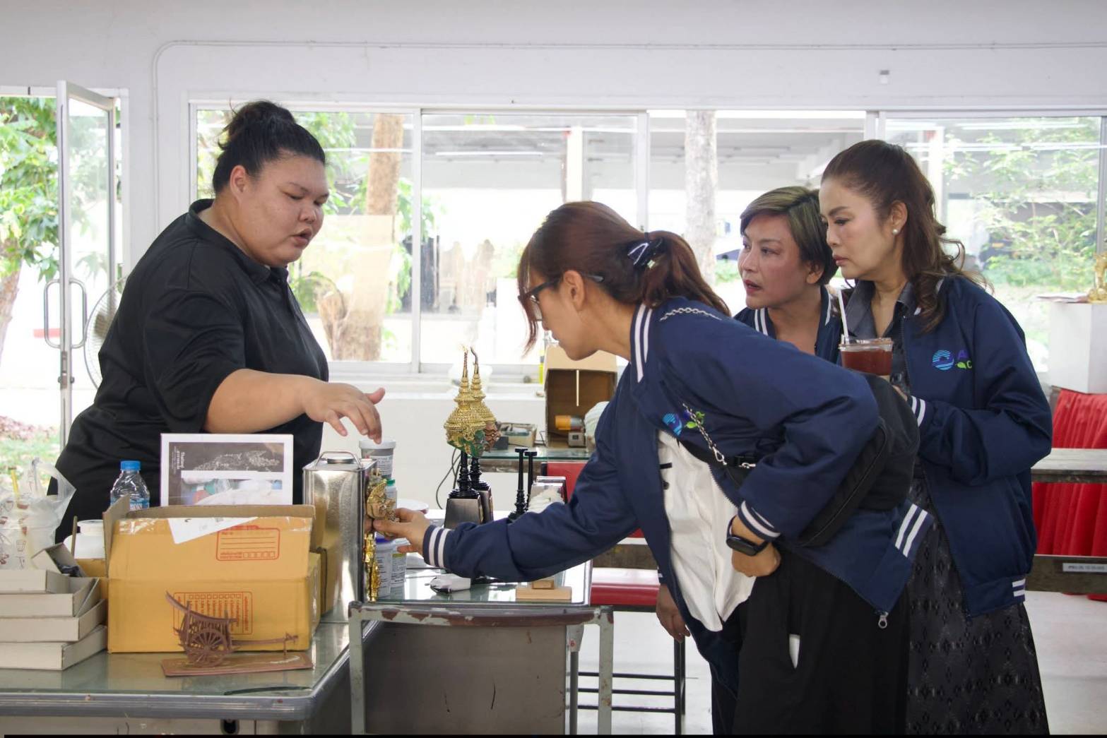 title - ผอ.ศพส. ให้การต้อนรับ ผอก.สกอญ. พร้อมด้วย คณะผู้เข้าร่วมสัมมนาเชิงปฏิบัติการฯ เข้าเยี่ยมชมแผนกฝึกอบรม และพื้นที่ภายในศูนย์ส่งเสริมและพัฒนาอาชีพเสริมนอกภาคการเกษตร